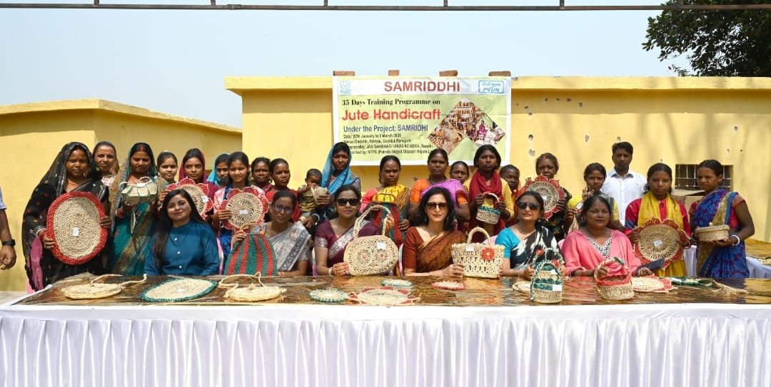 पीवीयूएनएल की ओर से बिरहोर जनजाति की महिलाओं को दिया गया रोप क्राफ्ट प्रशिक्षण