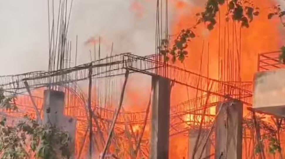 रामगढ़ के रांची रोड स्थित नानक एनक्लेव अपार्टमेंट में भीषण आग