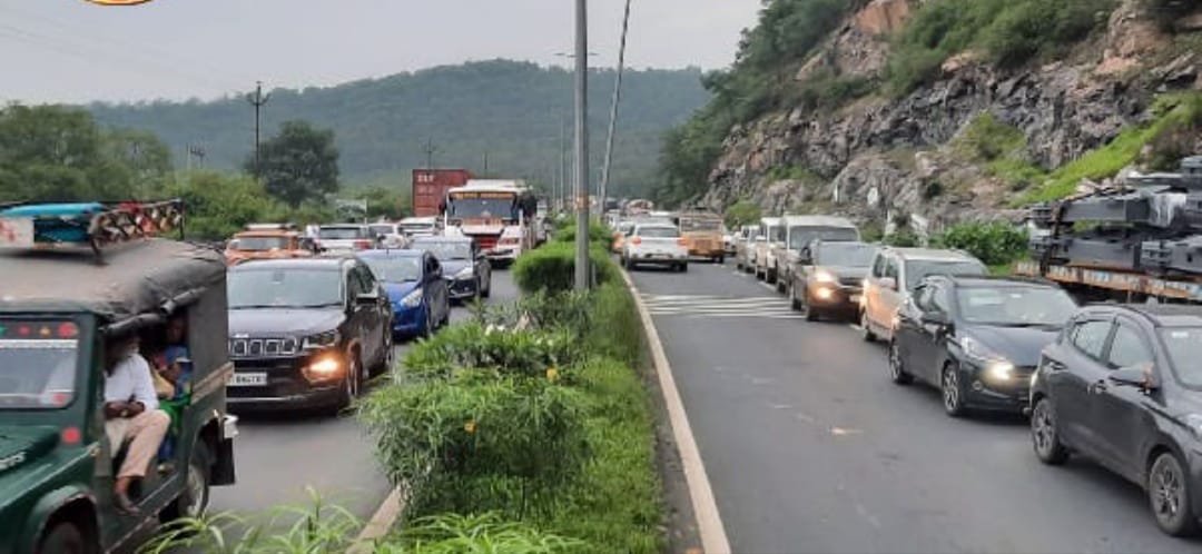 रामगढ़ के चुटूपालू घाटी में अनियंत्रित ट्रेलर पलटा, 5 घंटे आवागमन बाधित