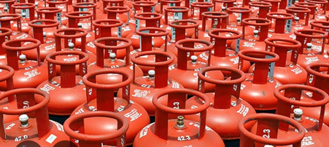 रसोई गैस सिलेंडर के दाम 60 रुपये बढ़े, मिडिल ईस्ट युद्ध के बीच लगा महंगाई का झटका