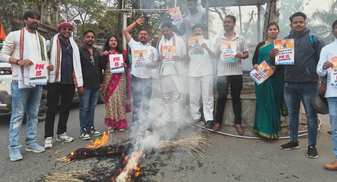 कांग्रेसियों ने प्रधानमंत्री का पुतला दहन किया