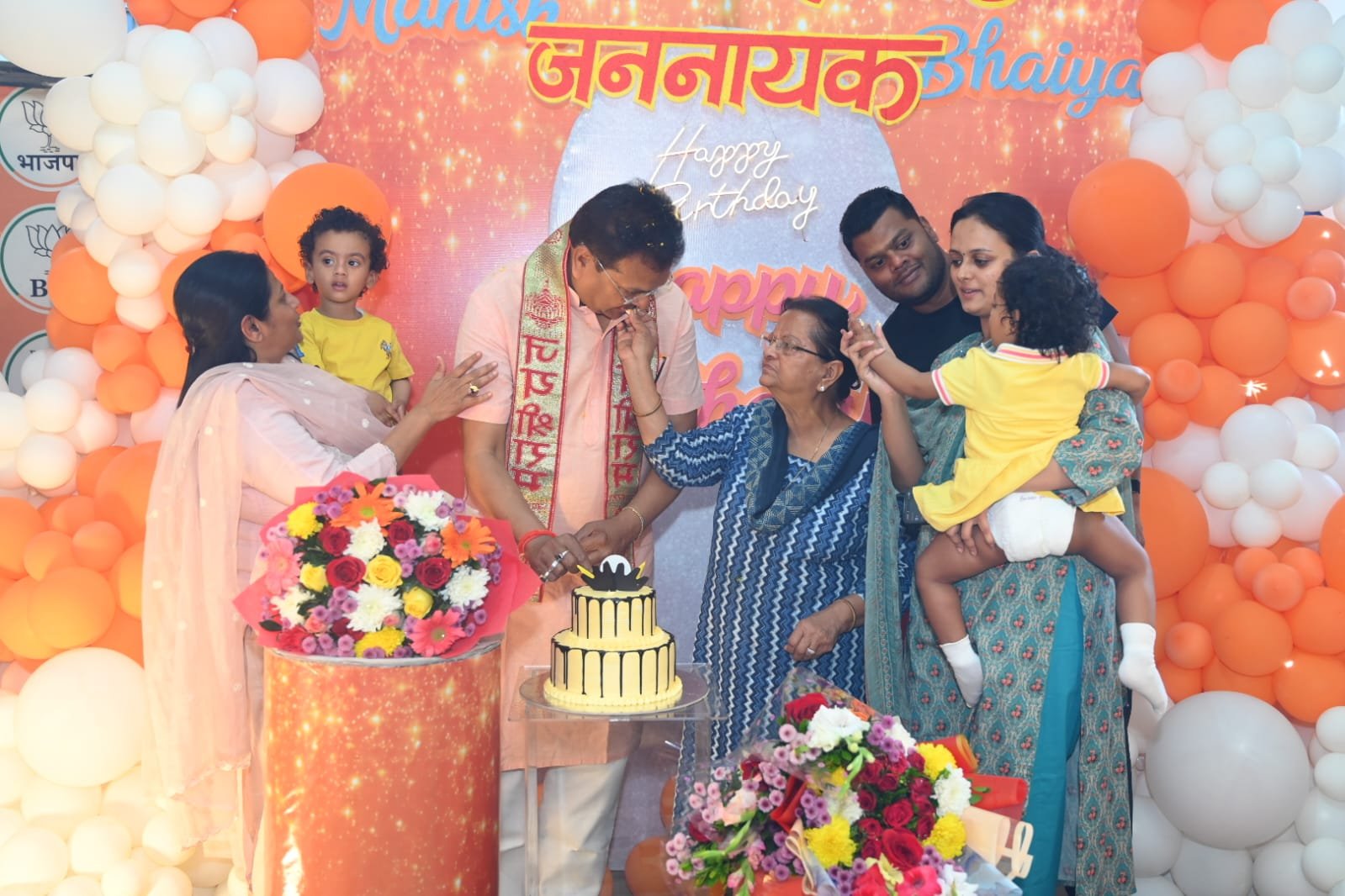 सांसद मनीष जायसवाल ने सैकड़ों समर्थकों के साथ केक काटकर मनाया जन्मदिन