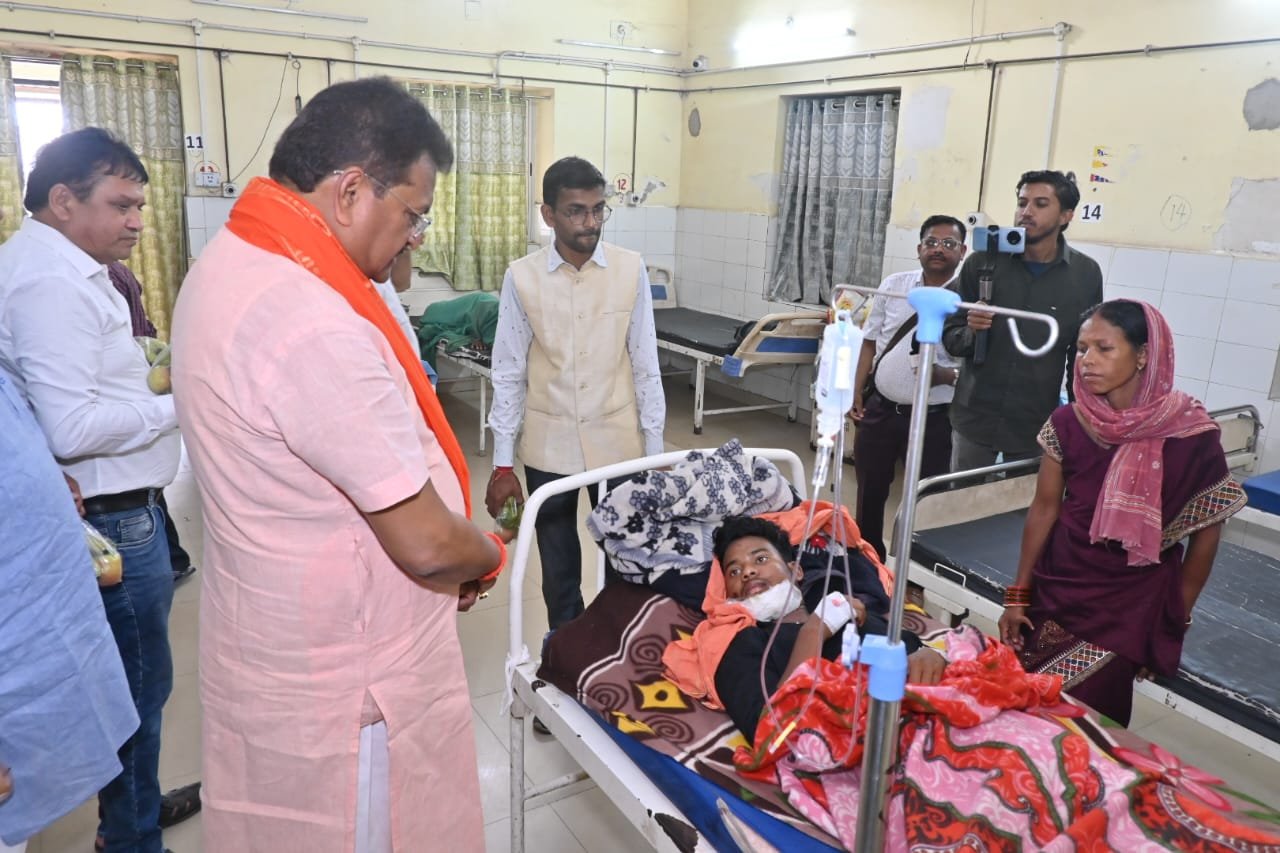 हजारीबाग यूथ विंग ने सांसद मनीष जायसवाल का जन्मदिन सेवा कार्यों के साथ मनाया