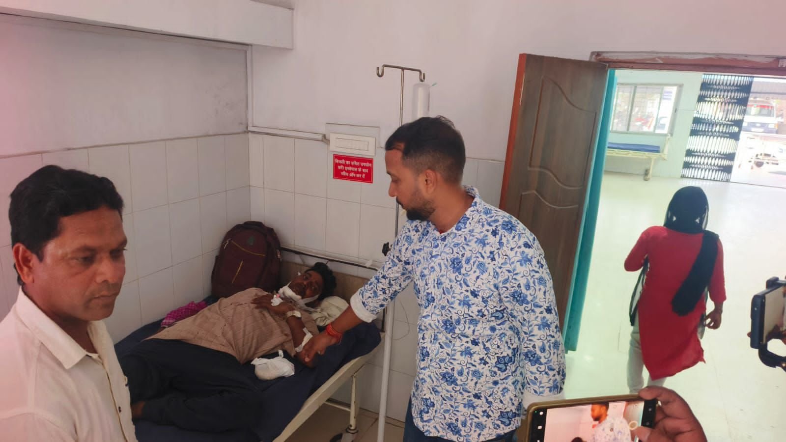 सांसद मनीष जायसवाल के जन्मदिवस पर सदर अस्पताल रामगढ़ में मरीजों के बीच फल वितरण