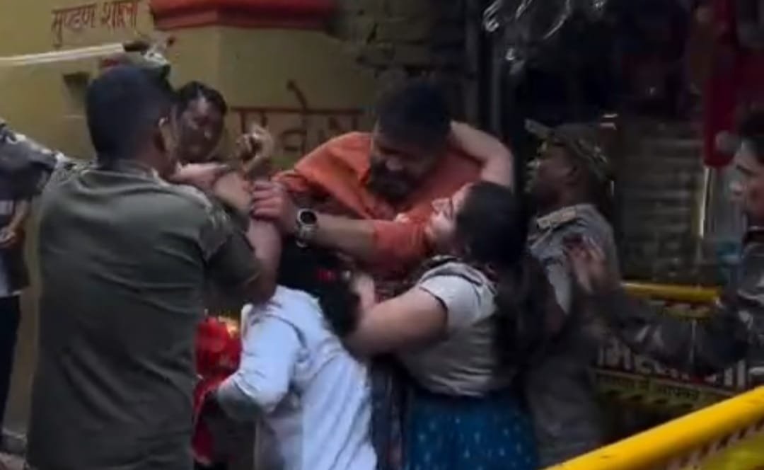 रामगढ़ जिले में पुलिस हो गई है बेलगाम: मां छिनमस्तिका मंदिर पूजा करने आए श्रद्धालु के साथ की मारपीट