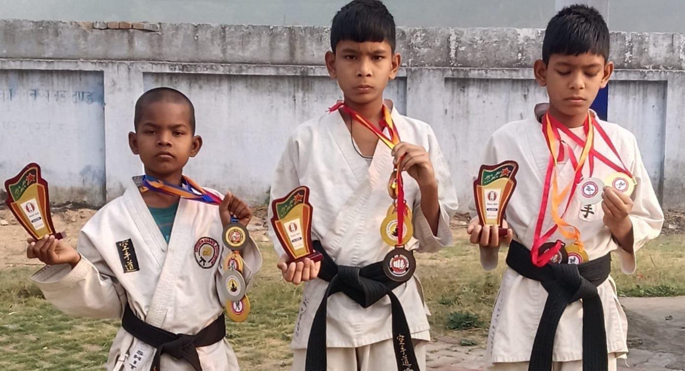 भुरकुंडा में दस वर्षीय तीन कराटेकारों ने ब्लैक बेल्ट की उपाधि प्राप्त की