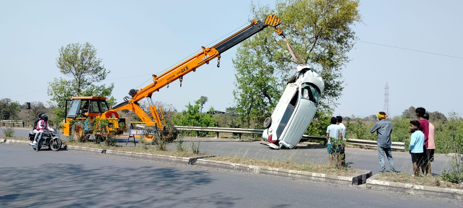 बनगड्डा में असन्तुलित अर्टिगा कार पलटी, सवार दो लोग घायल