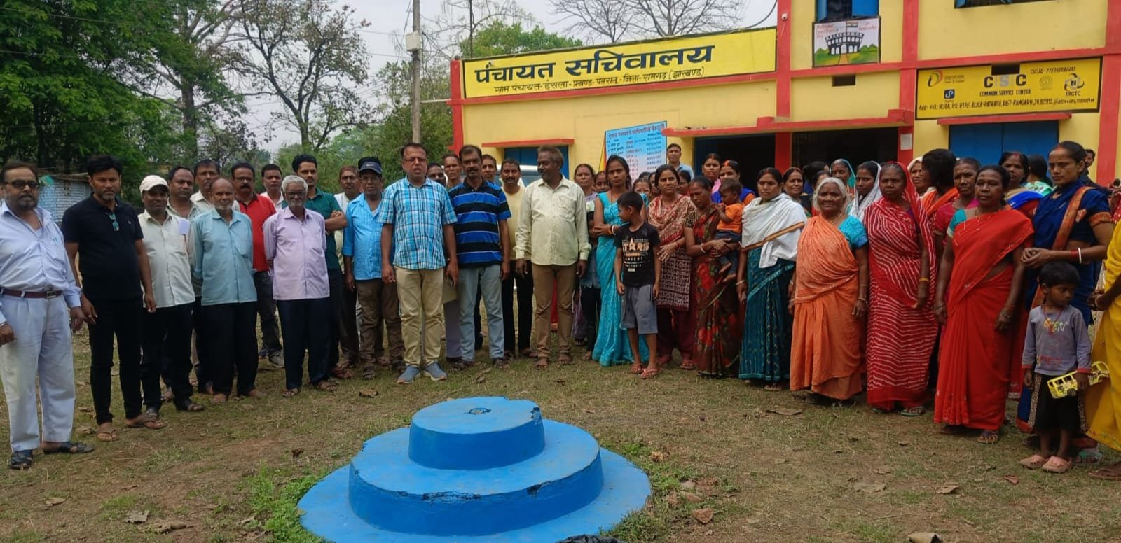 हेसला पंचायत भवन के निकट ग्रामीणों की हुई बैठक