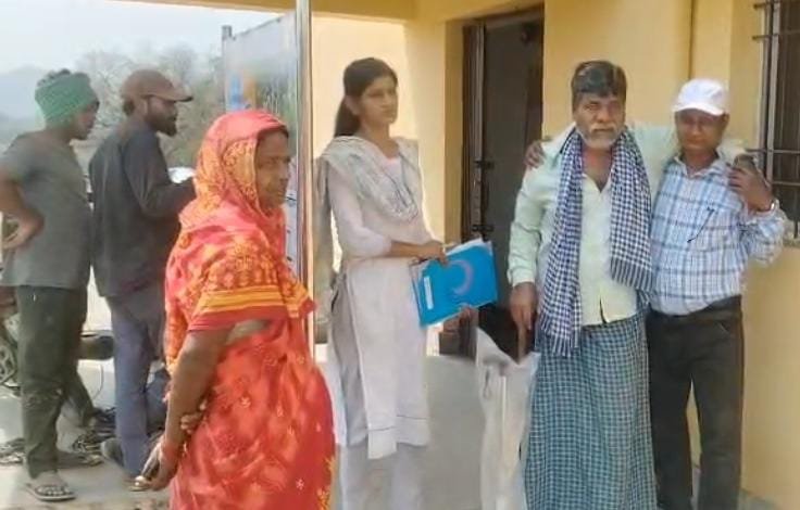 सरकारी पहल से घुटवा स्वास्थ्य उपकेंद्र में बुजुर्गों व दिव्यांगों को मुफ्त व्हीलचेयर,वॉकर और वॉकिंग स्टिक का वितरण