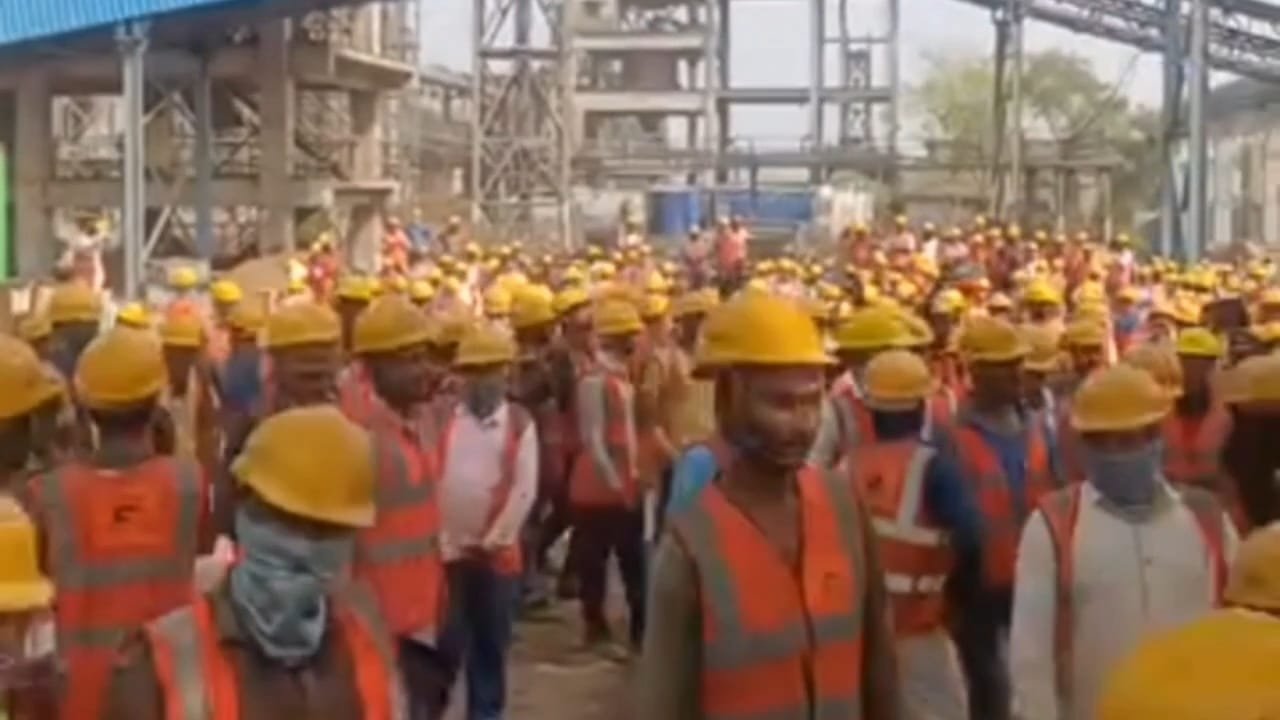 होली पर 5 हजार बोनस का वादा पूरा नहीं होने और न्यूनतम मजदूरी नहीं मिलने से पतरातू अल्ट्राटेक सीमेंट प्लांट में मजदूरों का प्रदर्शन