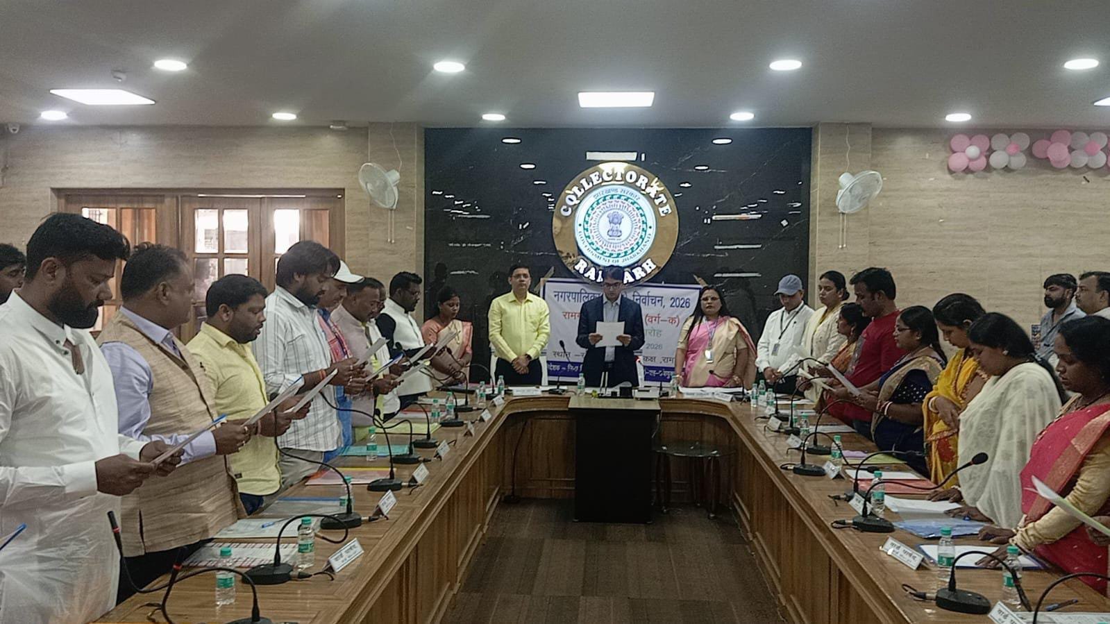 रामगढ़ नगर परिषद में नई टीम ने संभाली जिम्मेदारी, उपायुक्त ने दिलाई पद एवं गोपनीयता की शपथ