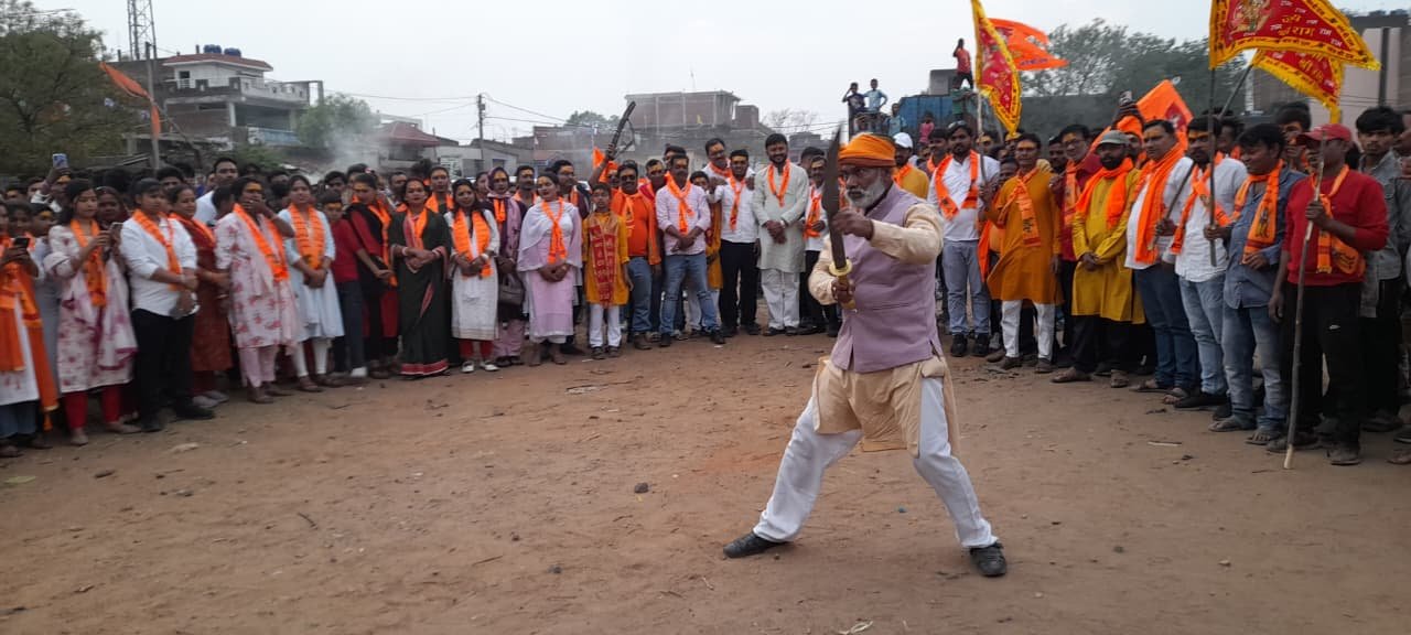 भुरकुंडा में गाजे बाजे के साथ निकला भव्य मंगला जुलूस