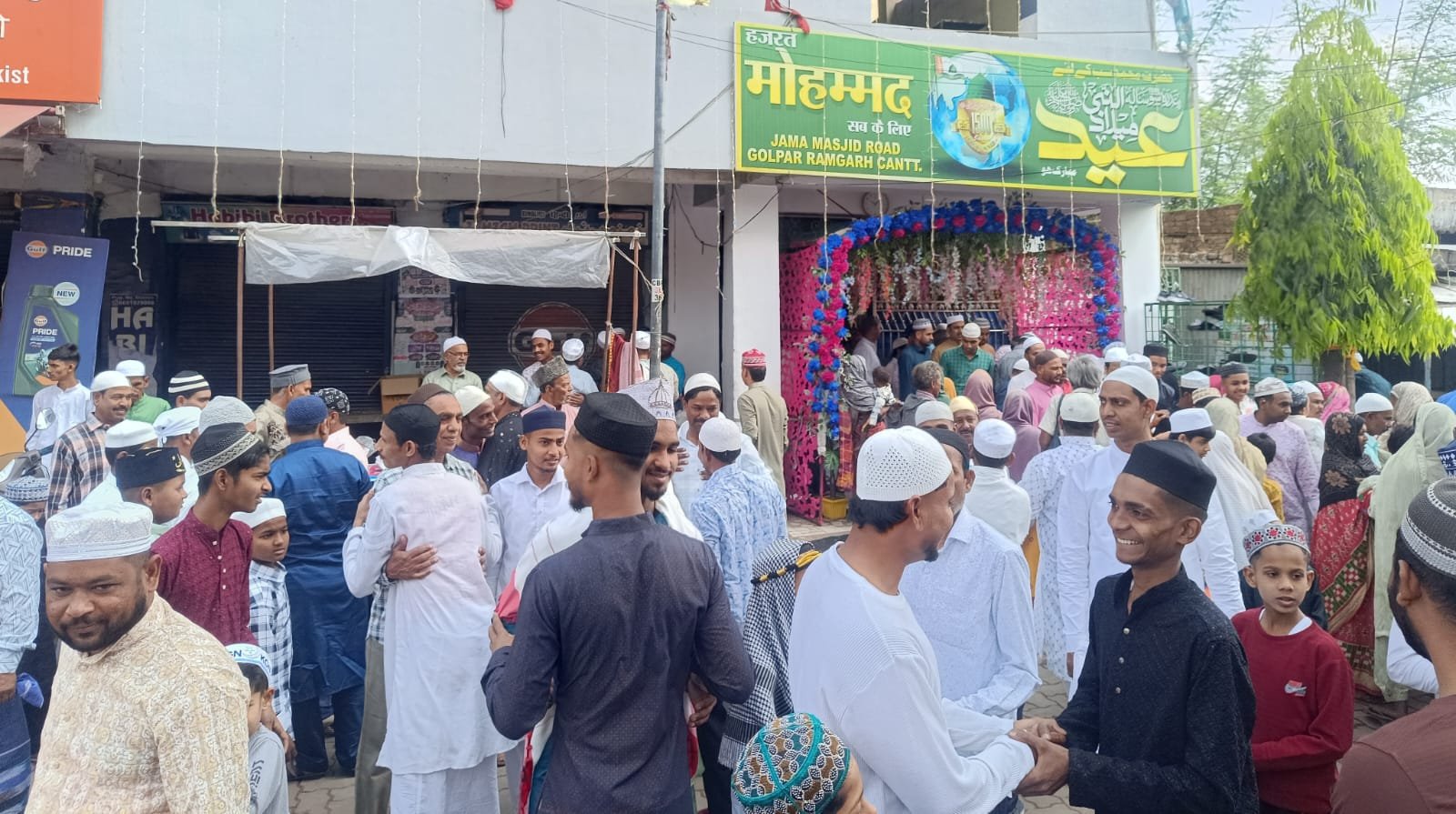 रामगढ़ में ईद के नमाज को लेकर मस्जिदो मैं उमड़ी भीड़