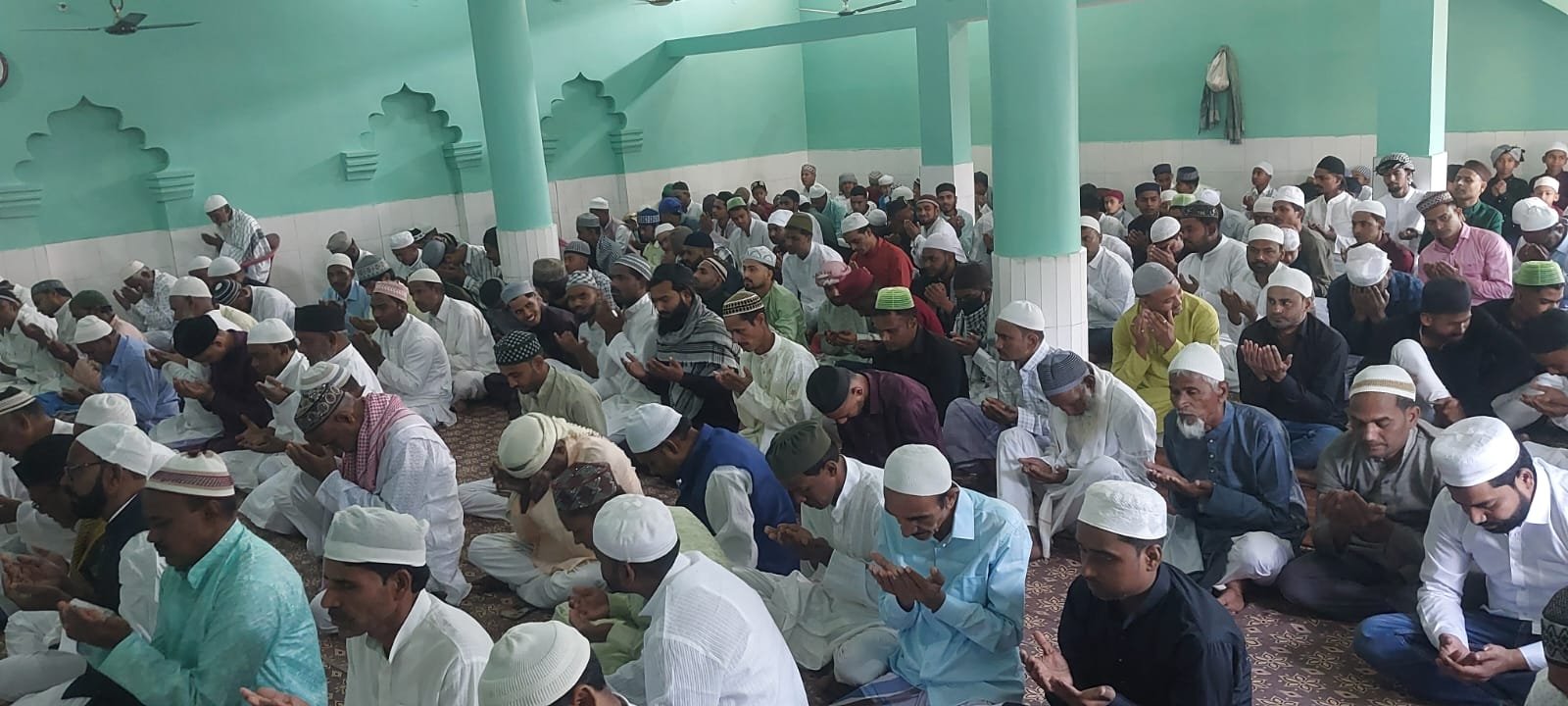 पतरातू के ईदगाह और मस्जिदों में बड़े एहतराम और अकीदत के साथ ईद उल फितर की नमाज पढ़ी