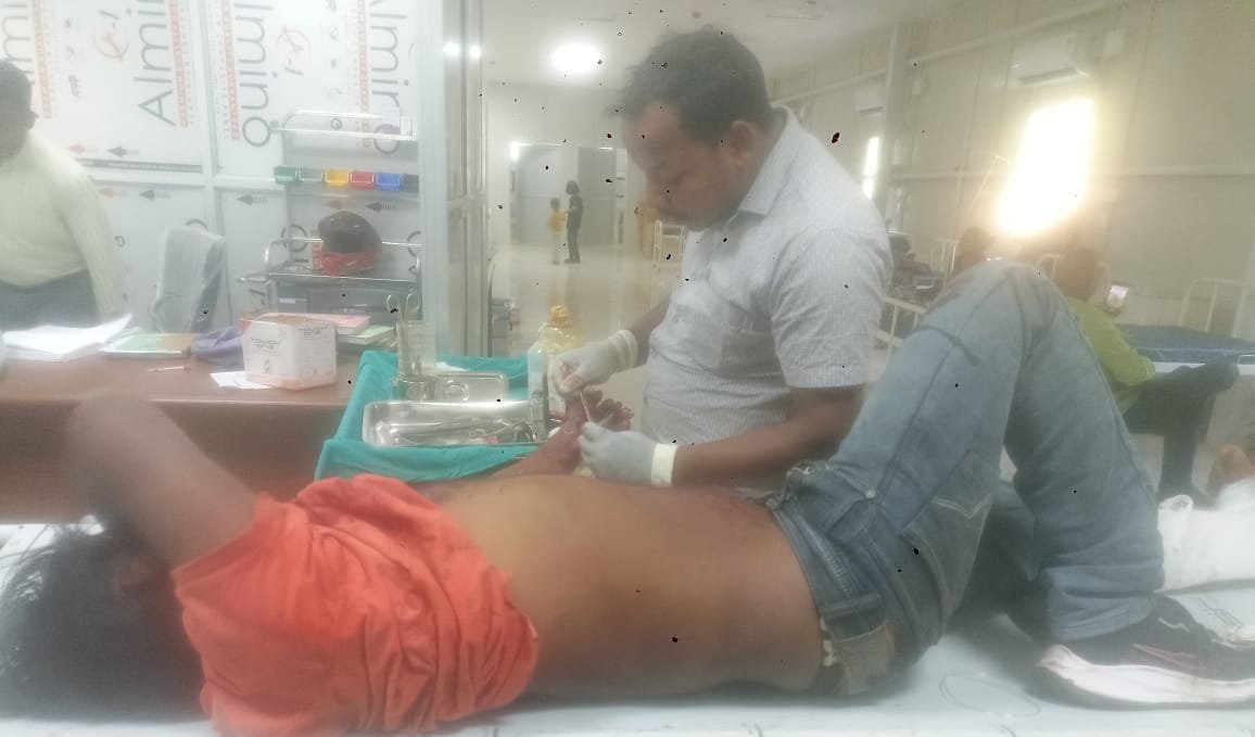 टेलर के धक्का से बाइक सवार गंभीर रूप से घायल, रेफर