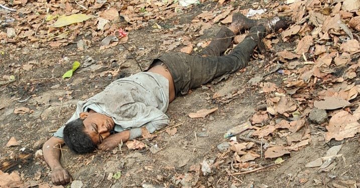 स्कूल के पास संदिग्ध हालात में मिला शव,घसीटने के निशान से हत्या की आशंका