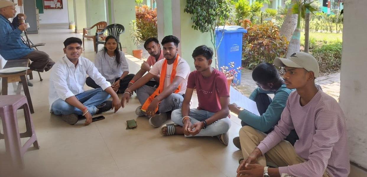 जेएम कॉलेज के प्राचार्य कक्ष के समक्ष किया धरना प्रदर्शन