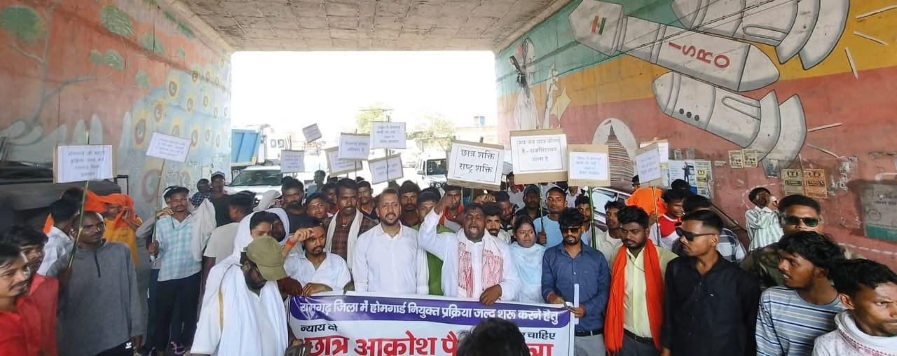 होमगार्ड बहाली की मांग को लेकर 8 किमी पैदल मार्च कर छात्रों ने उपायुक्त को सौंपा ज्ञापन