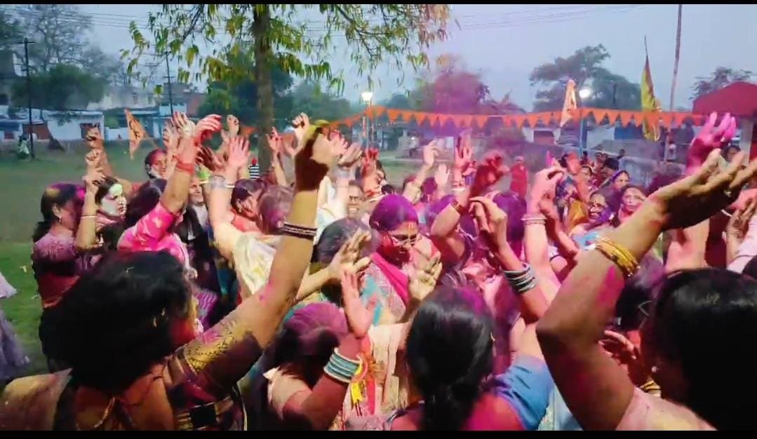 राधाकृष्ण ठाकुरबाड़ी में महिलाओं ने मनाया होली मिलन समारोह
