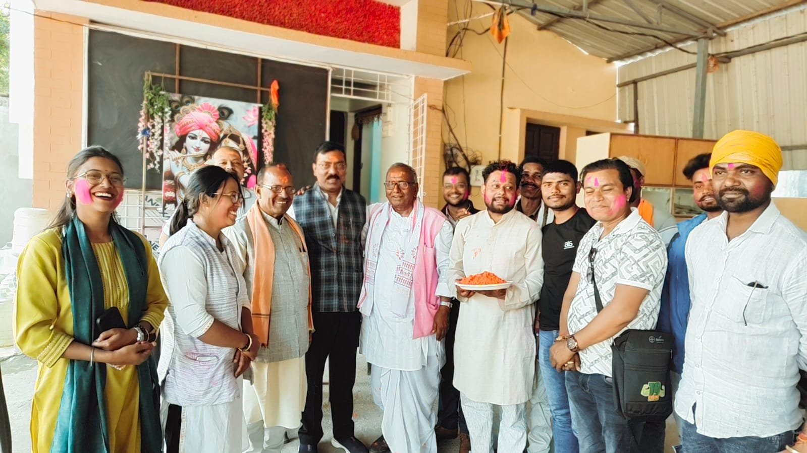 विधायक के आवासीय कार्यालय पतरातू में मनाया गया होली मिलन समारोह