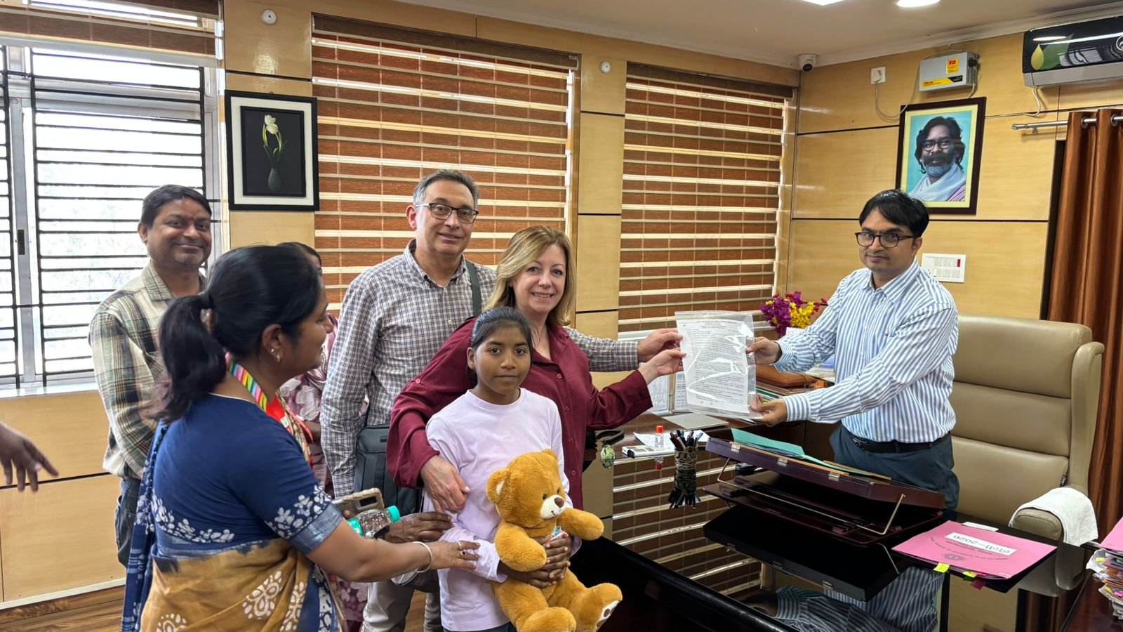 इटली के दंपत्ति ने बालिका गृह से एक बालिका को विधिवत गोद लिया