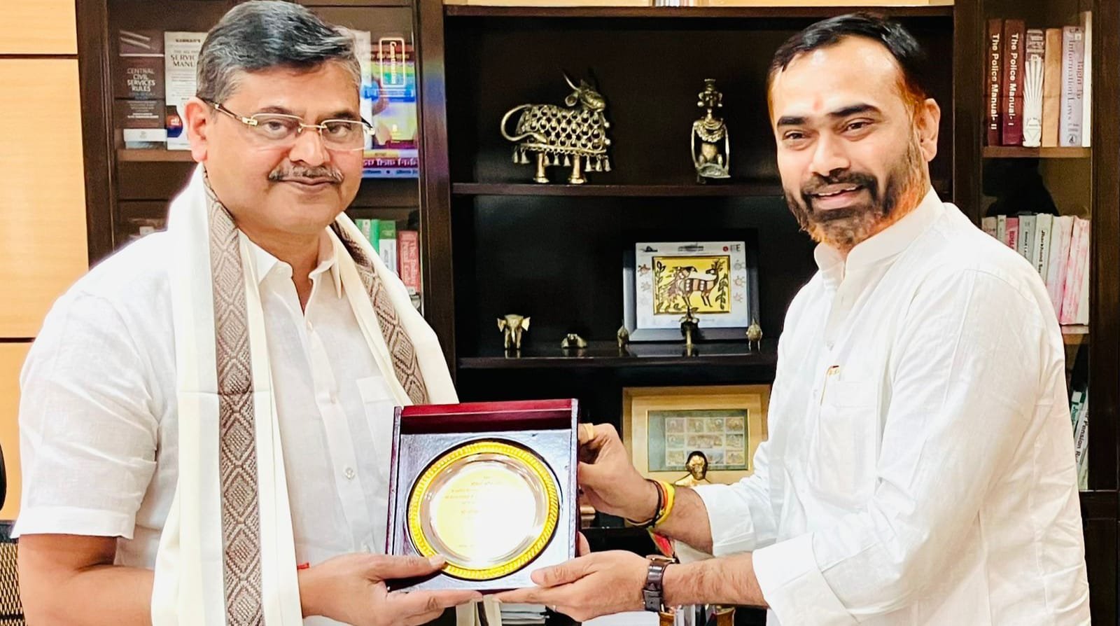 बोकारो एयरपोर्ट और इन्डस्ट्रियल कॉरिडोर को ले मुख्य सचिव से मिले कुमार अमित