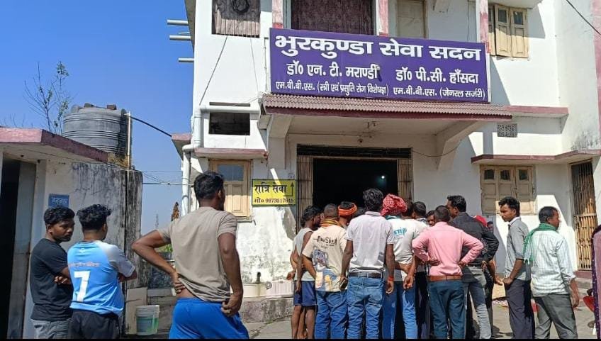 भुरकुंडा सेवा सदन में प्रसव के बाद महिला की मौत से बवाल