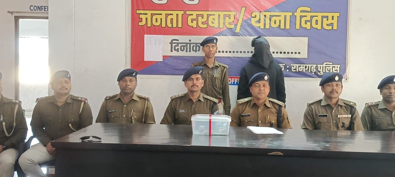 लोगों के बीच हथियार दिखाकर भय का माहौल बनाने वाला अपराधी गिरफ्तार