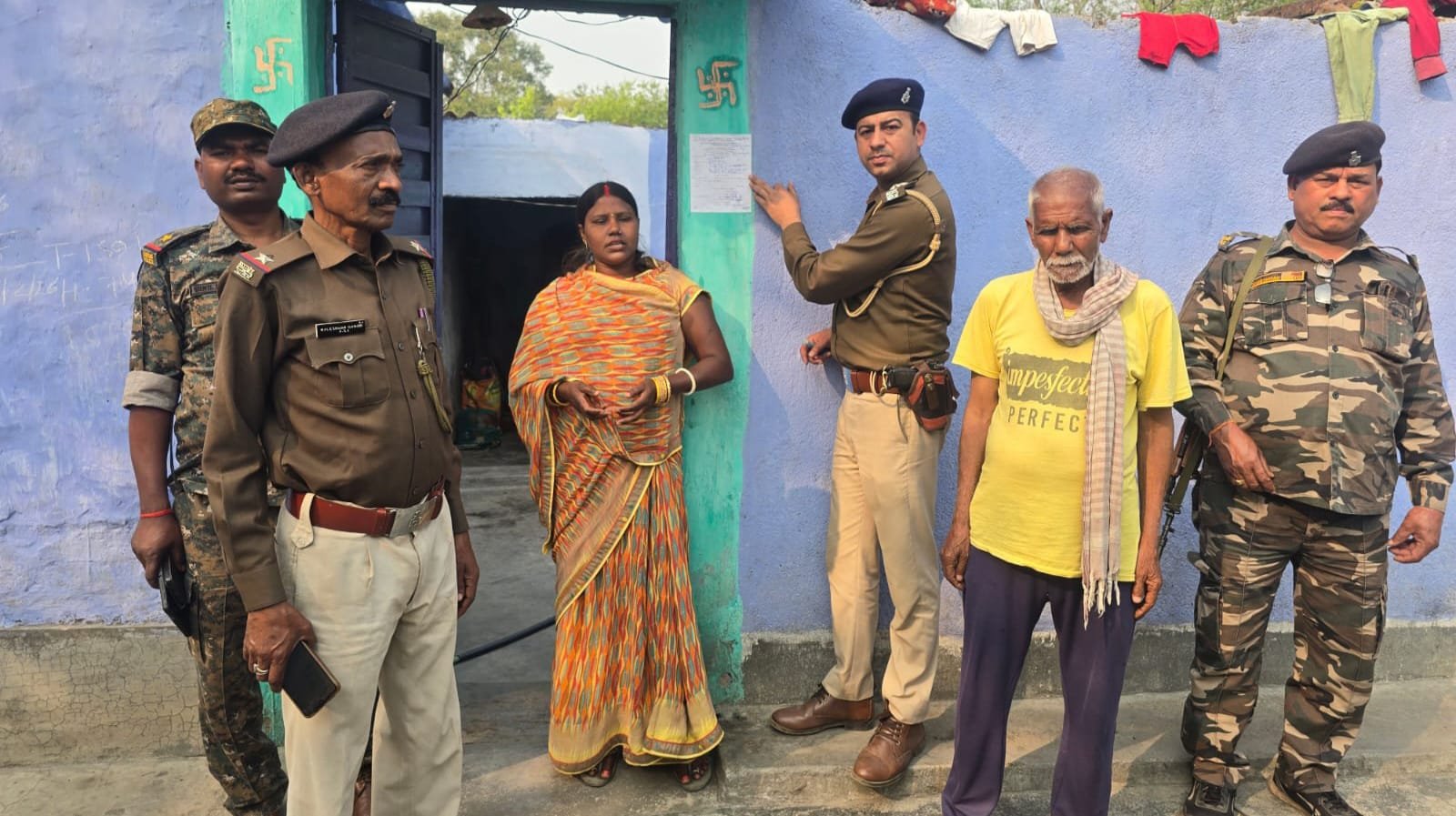 नगड़ी पुलिस ने सौंदा डी में आर्म्स एक्ट के वारंटी के घर इश्तेहार चिपकाया