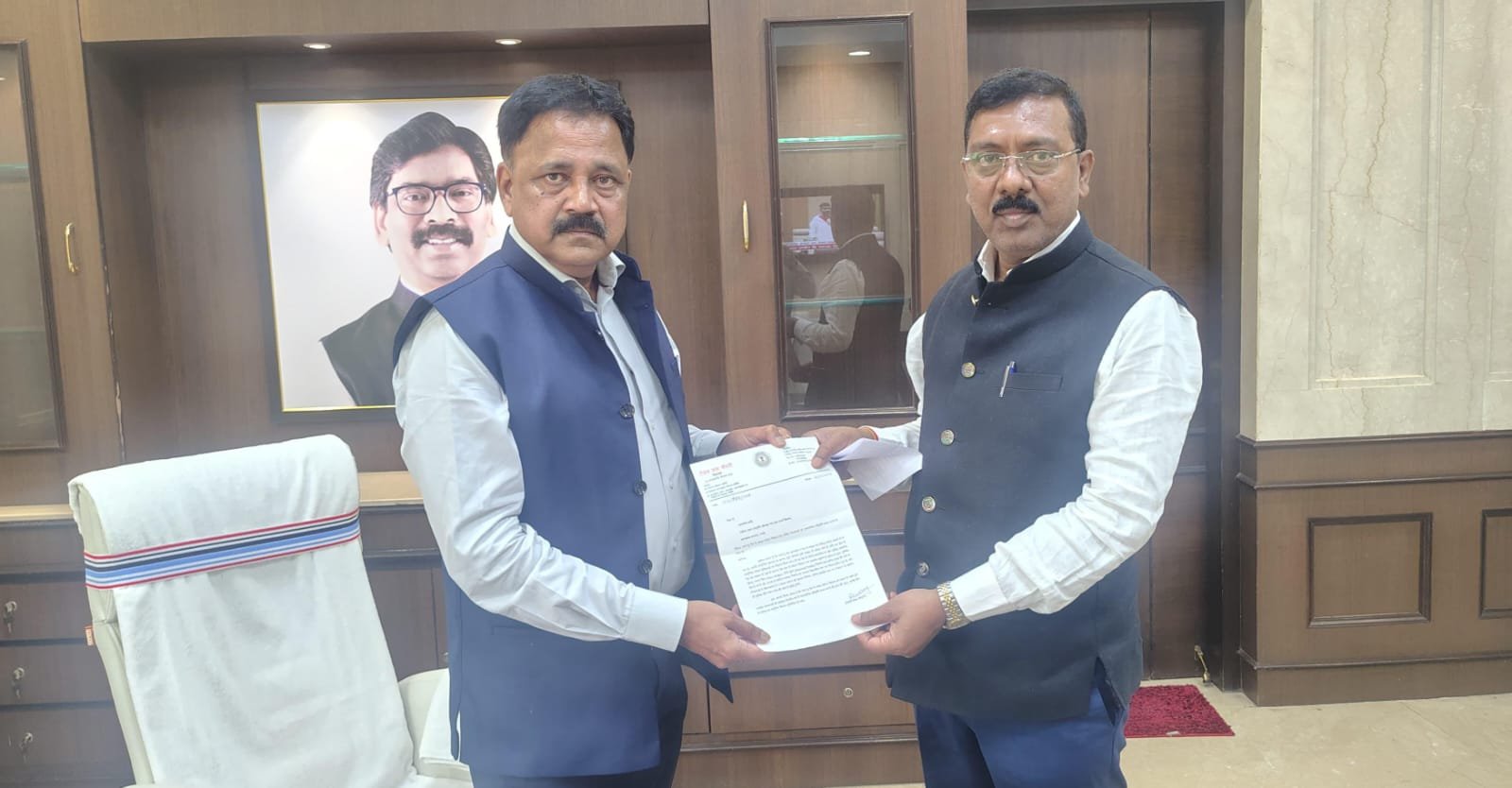 पतरातू डैम के समग्र पर्यटन विकास को लेकर विधायक रोशन लाल चौधरी ने मंत्री सुदिव्य कुमार सोनू को सौंपा मांग पत्र