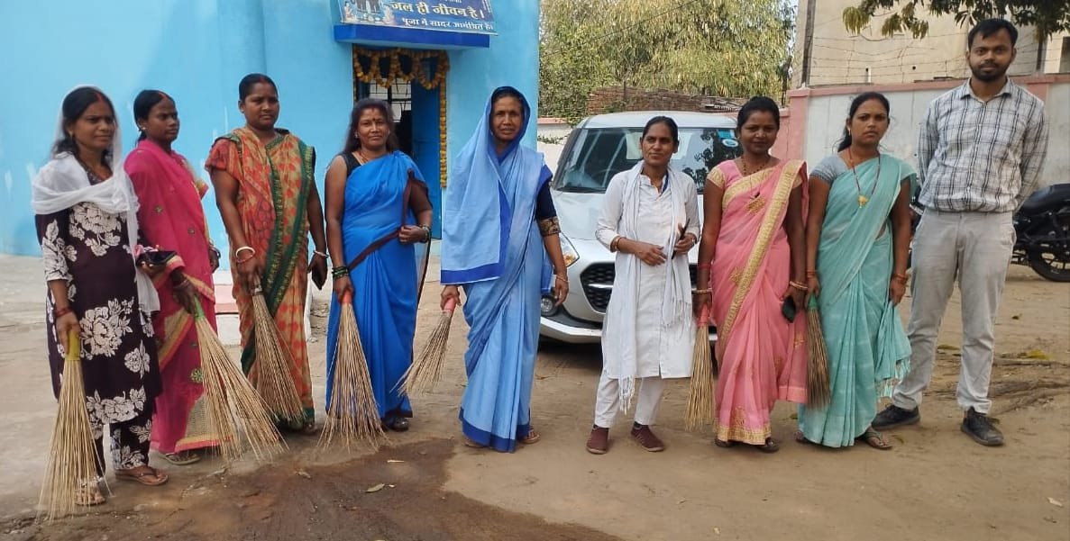 जल महोत्सव पर भुरकुंडा में चला सफाई अभियान