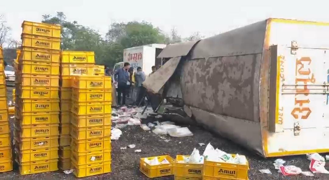 कोठार के पास 8 घंटे में दो हादसे: ट्रेलर पलटने से चालक की मौत