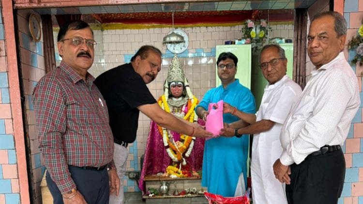 शांतिधारा फाउंडेशन ने श्री संकट मोचन मंदिर में चावल अर्पित किया