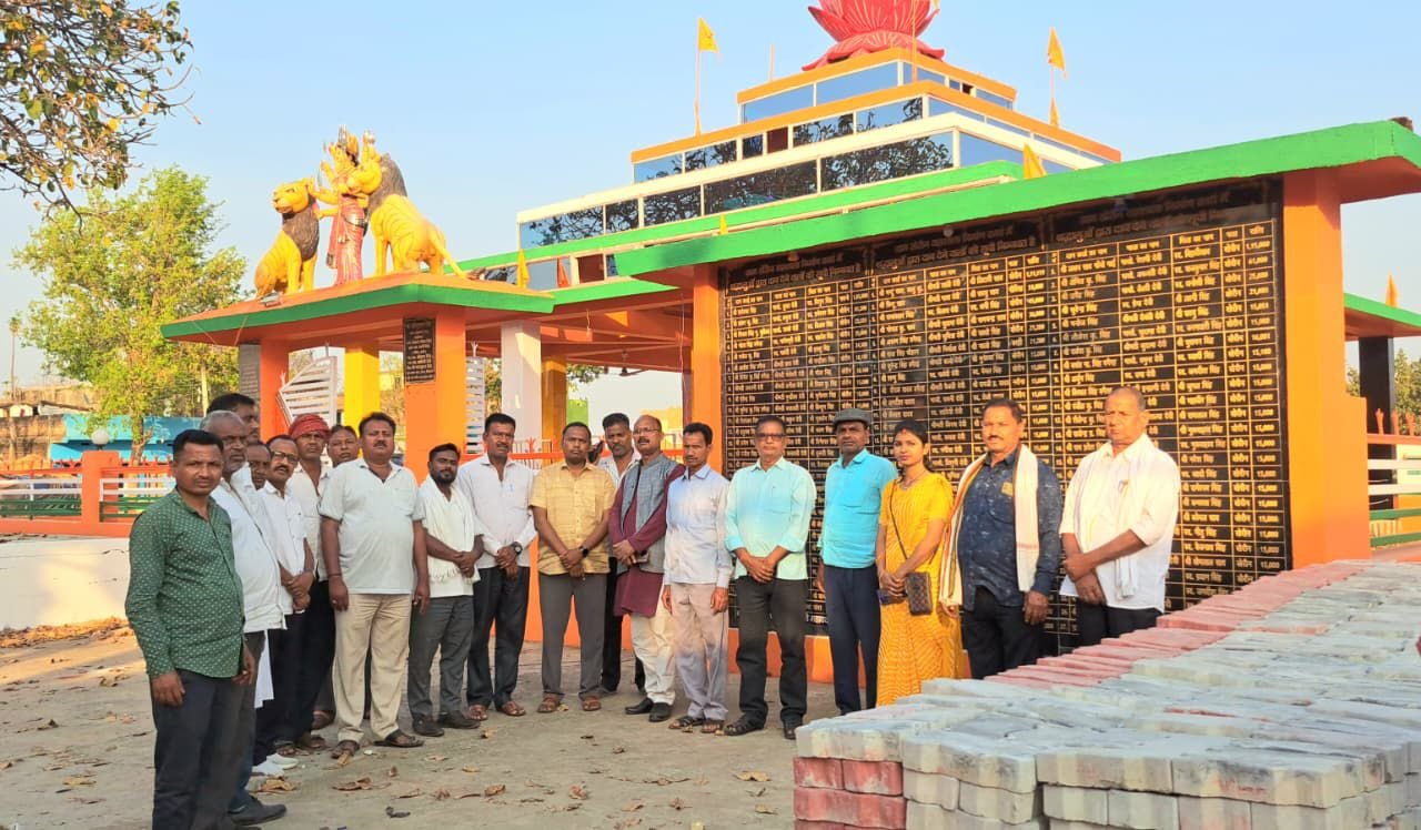 खेरौन यज्ञ मंडप के सुंदरीकरण के लिए हज़ारीबाग सांसद ने उपलब्ध कराया 7500 फेबर ब्लॉक