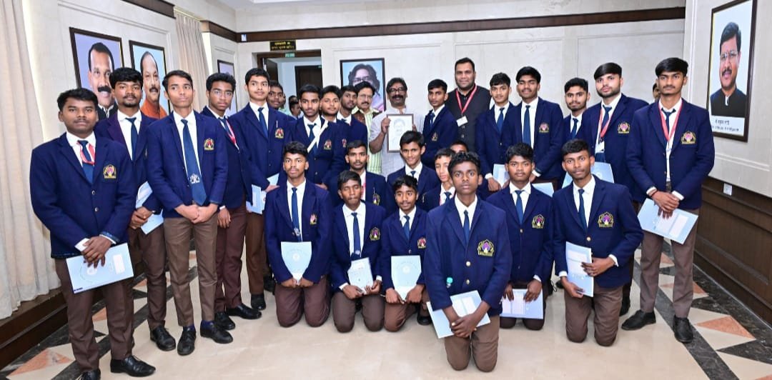 विधानसभा में मुख्यमंत्री से मिले नेतरहाट आवासीय विद्यालय के विद्यार्थी