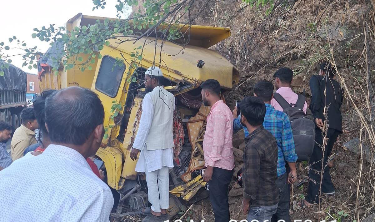 चुटुपालू घाटी में भीषण सड़क हादसा: हाईवा ट्रक दुर्घटनाग्रस्त चालक गंभीर घायल