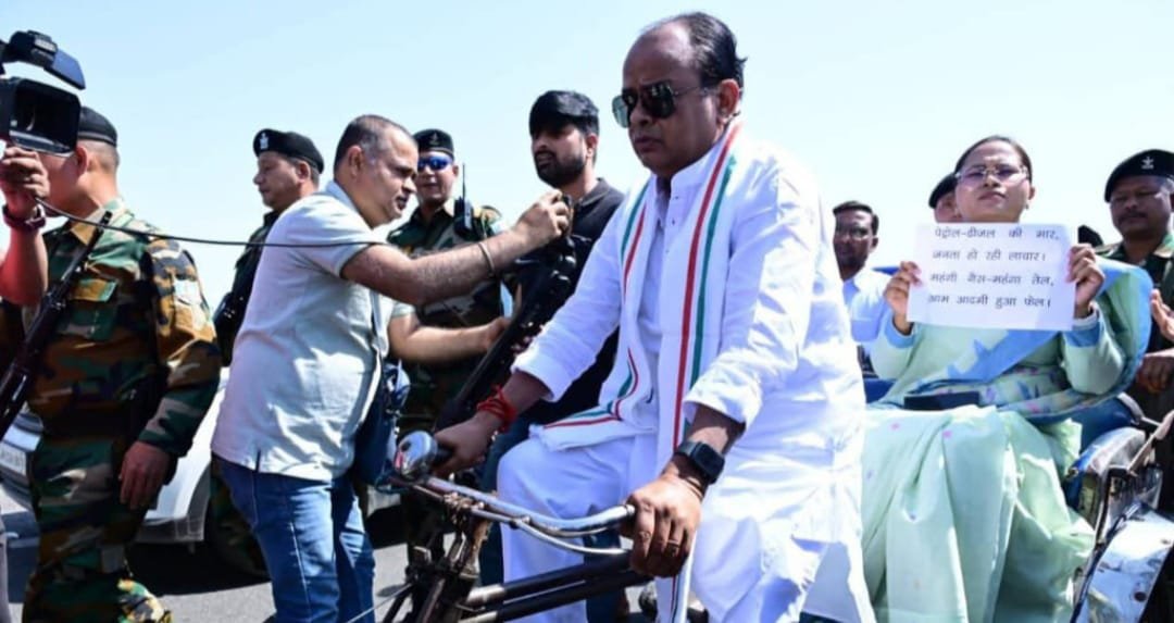 महंगाई के खिलाफ अनोखा प्रदर्शन: मंत्री डॉ. इरफान अंसारी ने रिक्शा चलाकर शिल्पी नेहा तिर्की को विधानसभा पहुंचाया