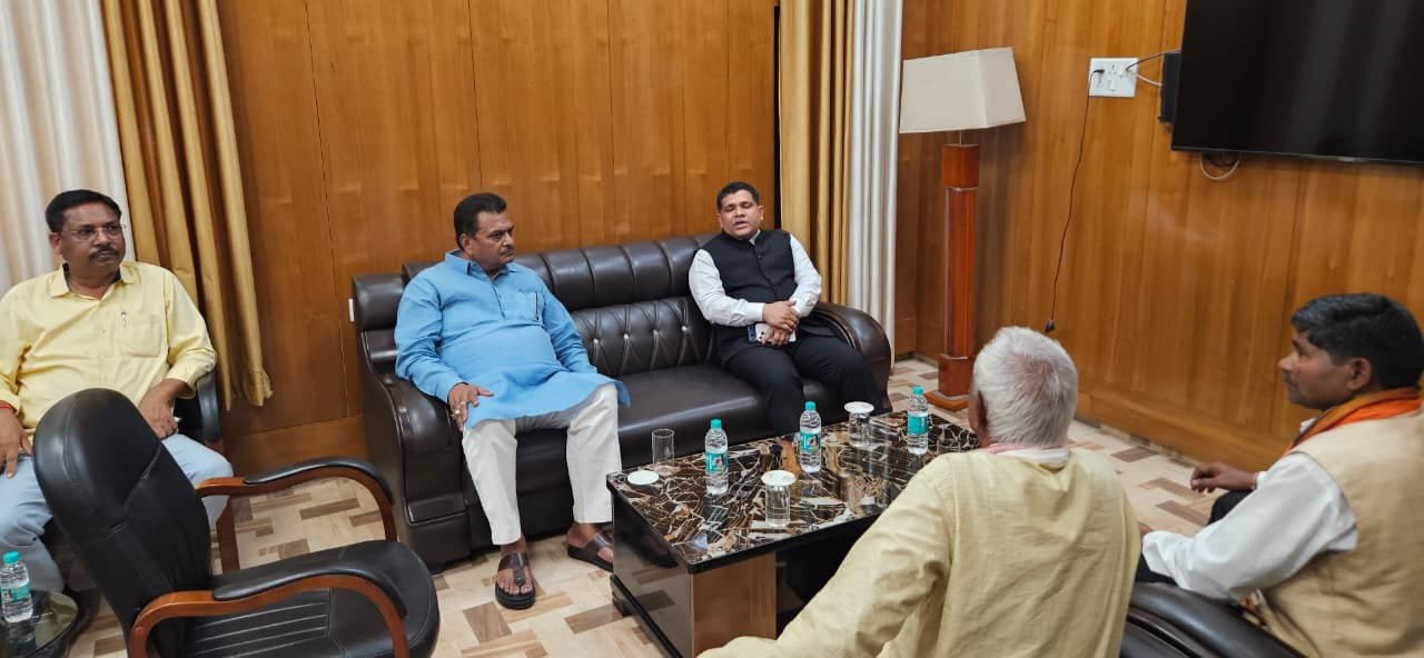 रामनवमी में महुदी जुलूस मार्ग विवाद को लेकर उपायुक्त से मिले सांसद