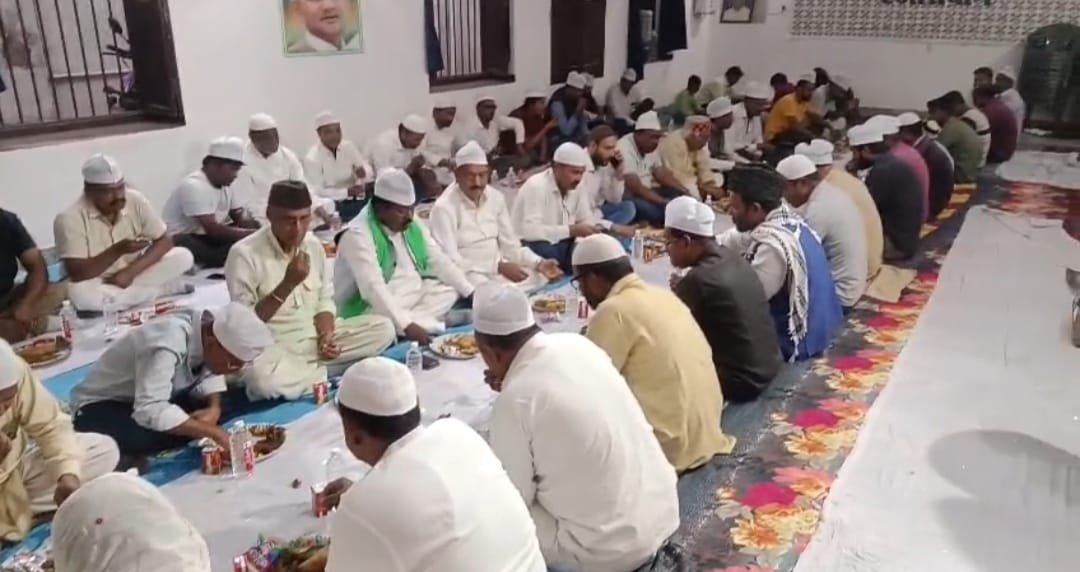 कांग्रेस द्वारा दी गई दावत ए इफ्तार की पार्टी में दिखा साम्प्रदायिक सौहार्द की झलक