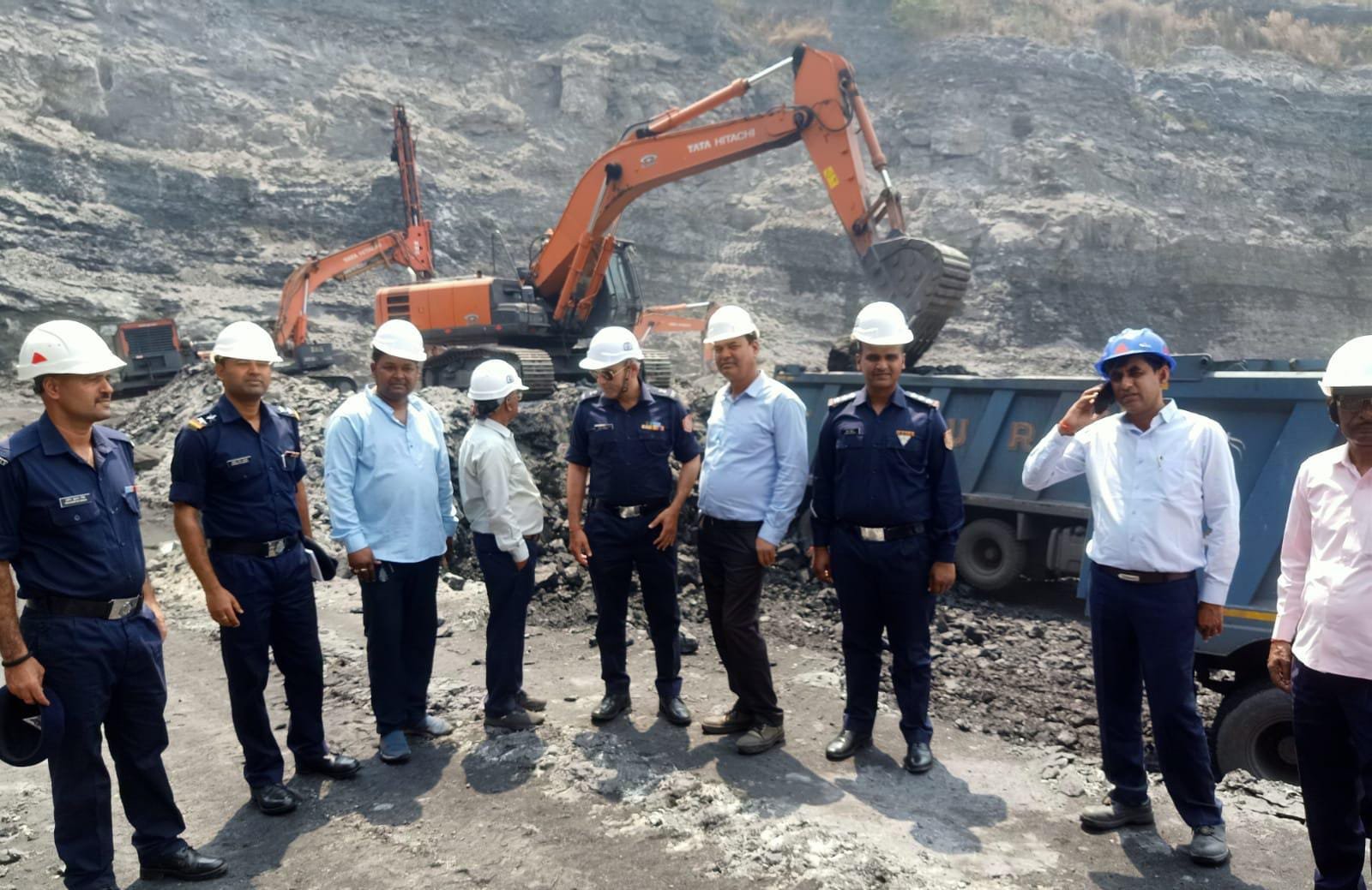 एनडीआरएफ रांची धुर्वा की टीम ने सुरक्षा को ले बलकूदरा खदान का किया निरीक्षण