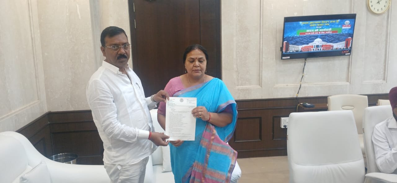 ग्रामीण सड़कों के विकास को लेकर विधायक ने मंत्री को सौंपा मांग पत्र