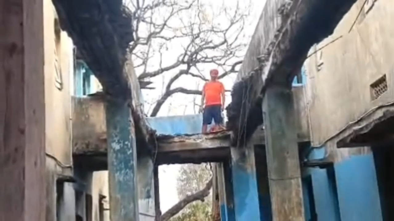 उरीमारी : सीसीएल के जर्जर क्वार्टर का छज्जा गिरकर हुआ जमींदोज