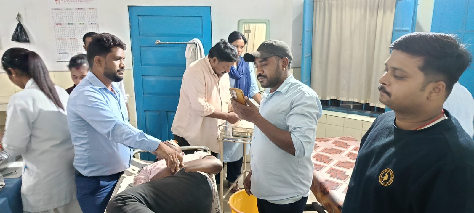 तेज रफ्तार के कारण सड़क दुघर्टना में बाइक सवार दो लोग घायल, रेफर