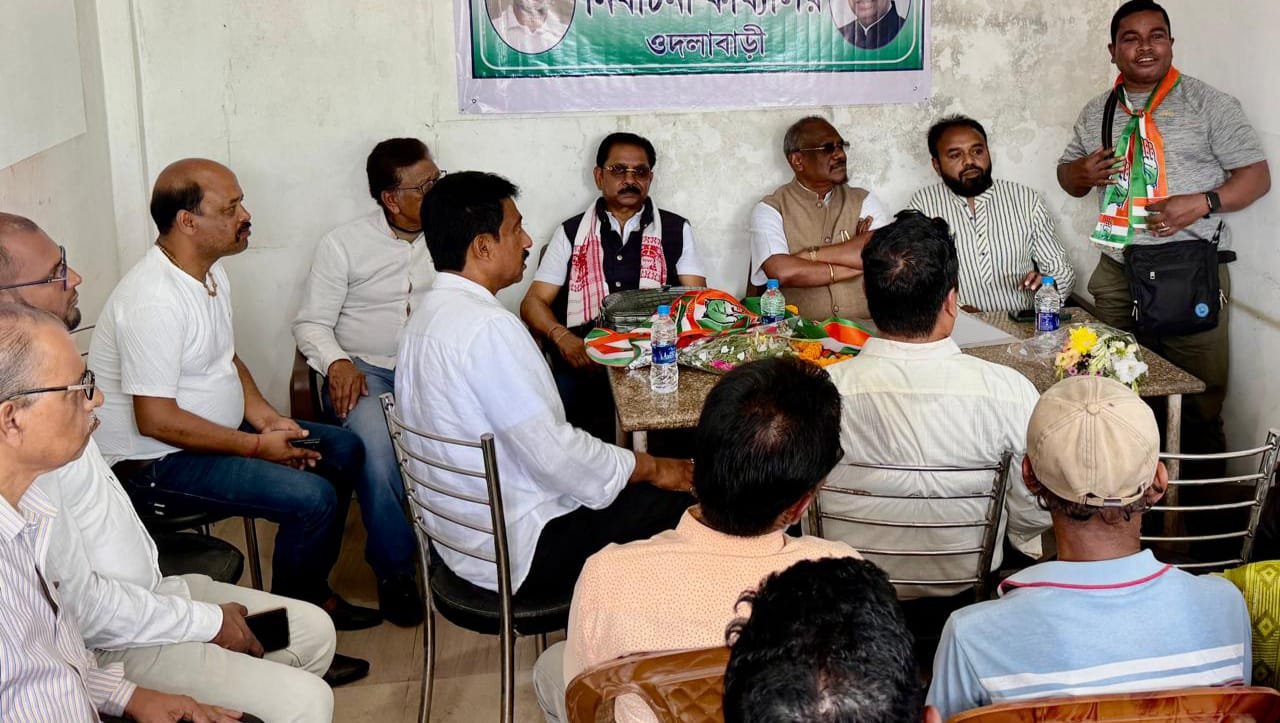 पश्चिम बंगाल में हो रहे विधानसभा चुनाव को लेकर वरिष्ठ कांग्रेस नेता धीरज साहू पहुंचे जलपाईगुड़ी