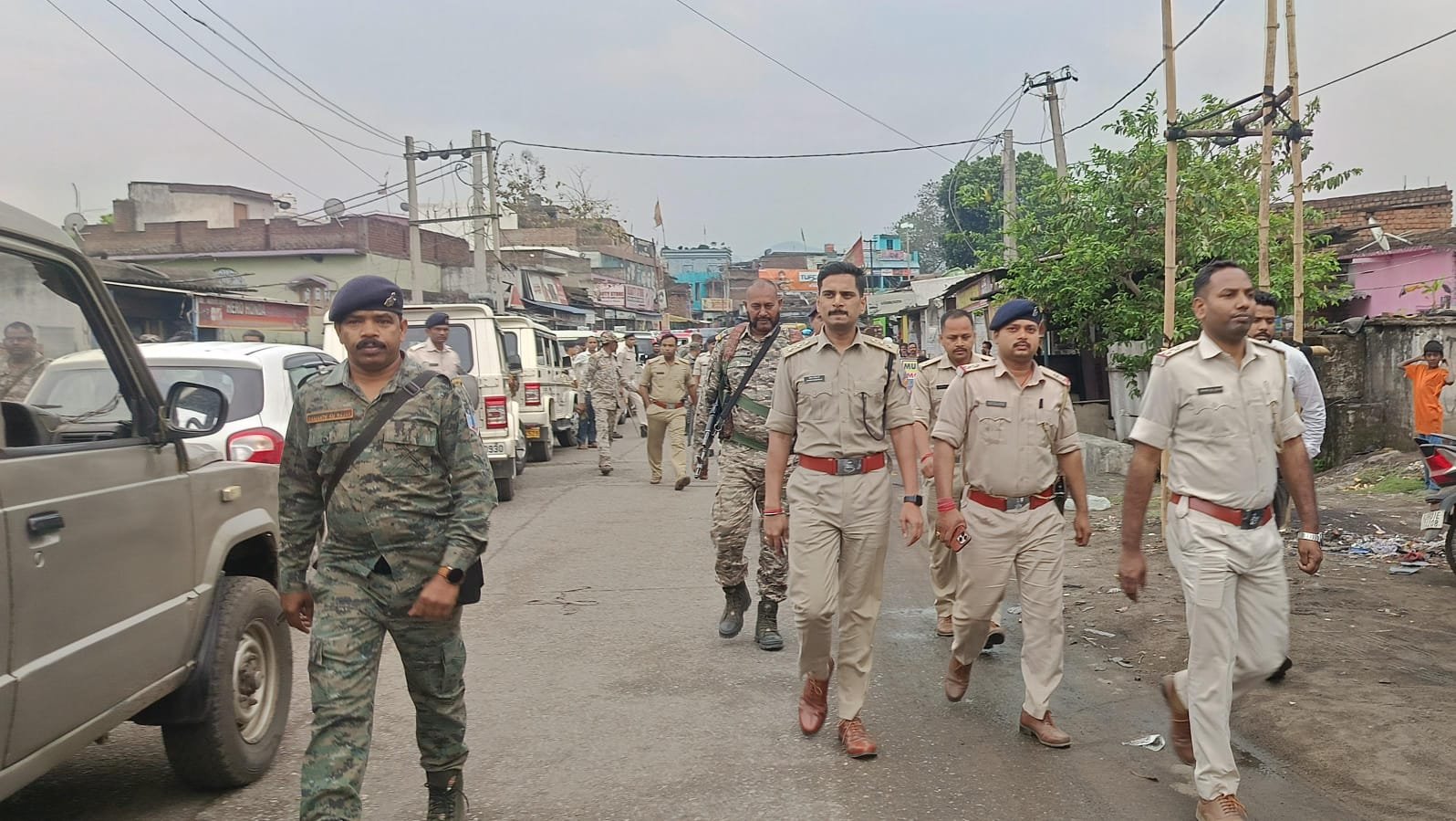 ईद, सरहुल व रामनवमी से पूर्व पुलिस ने किया क्षेत्र में फ्लैग मार्च