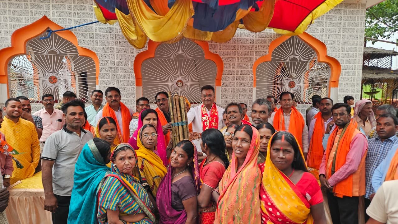 दंड वितरण कर सांसद ने रामभक्तों का बढ़ाया मनोबल