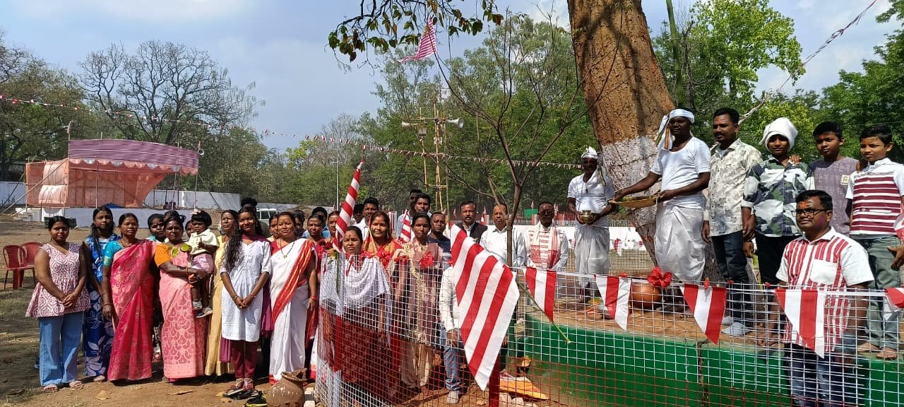 भुरकुंडा : सरना स्थल पर विधि विधान से हुई पूजा