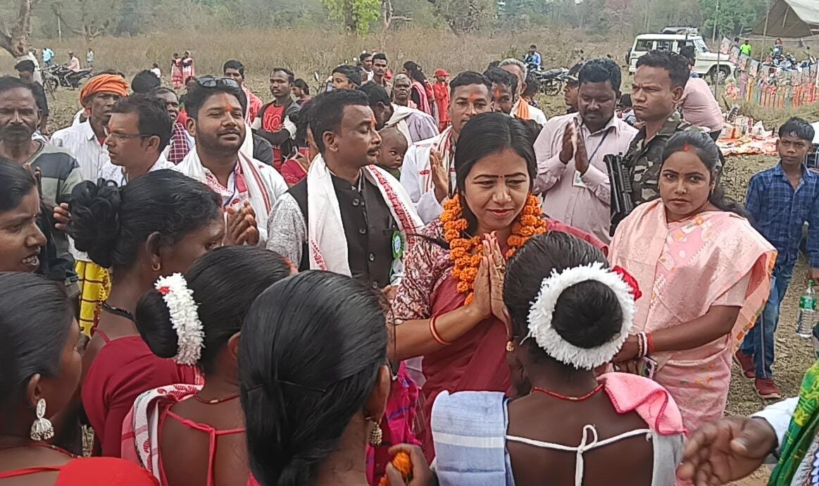 हारूबेड़ा में सरहुल पूजा में शामिल हुईं विधायक ममता देवी