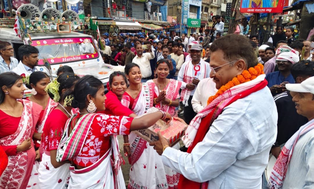 सरहुल शोभायात्रा में खूब थिरके सांसद,झांकी में जीवंत हुई संस्कृति