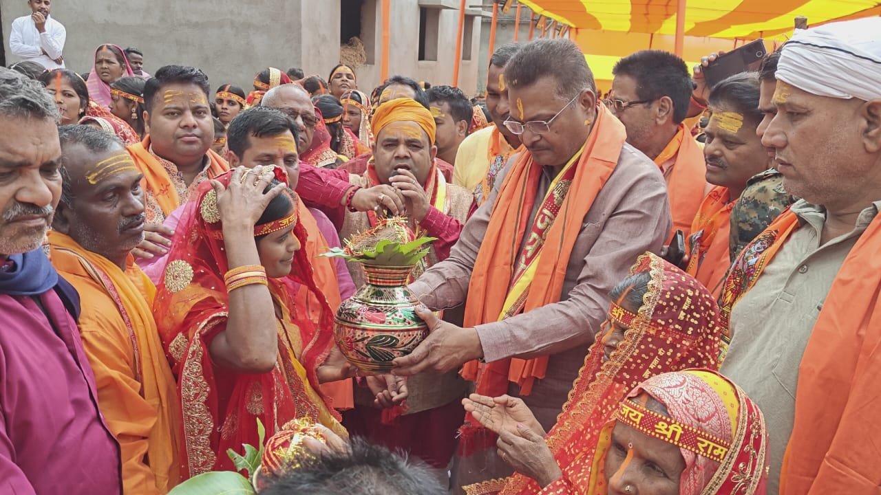 भव्य कलश यात्रा के साथ श्री श्री 108 मारुतिनंदन प्राण प्रतिष्ठा महायज्ञ का शुभारंभ